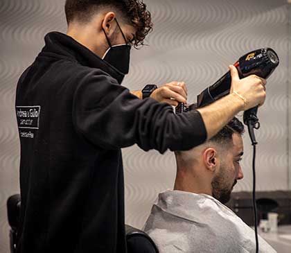 parrucchiere realizza un messa in piega per uomo