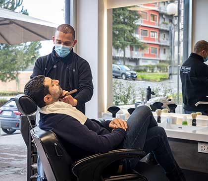 uomo si fa radere la barba presso il salone di Andrea & Giulio Hair and Relax