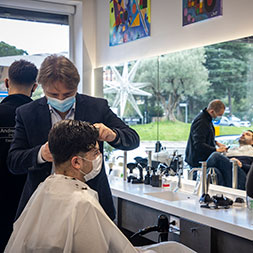 Andrea realizza un taglio maschile