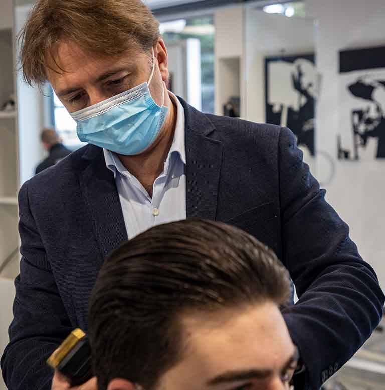 Andrea rifinisce taglio maschile con la macchinetta per capelli
