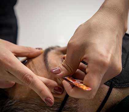 estetista effettua epilazione su sopracciglia maschili presso il centro estetico di Andrea & Giulio Hair and Relax