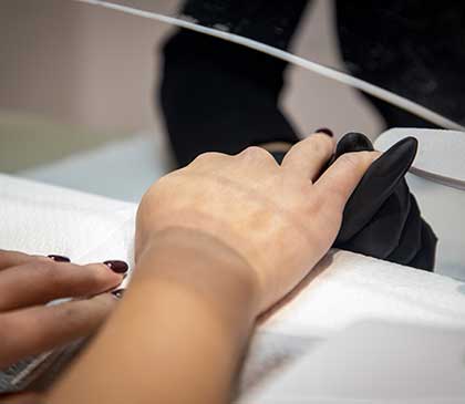 mano di una giovane ragazza mentre si sottopone ad un trattamento di manicure