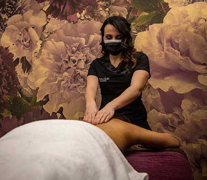 donna si sottopone ad un messaggio relax