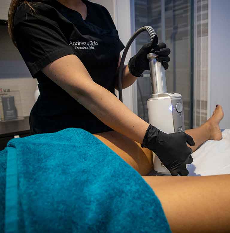 estetista di Andrea & Giulio Hair and Relax effettua un trattamento rassodante con Endosperes Therapy