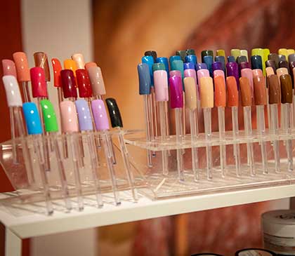 espositore colore smalti del centro estetico di Andrea & Giulio Hair and Relax