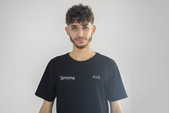 Simone, parrucchiere del salone di Andrea & Giulio Hair and Relax