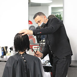 Giulio di Andrea & Giulio Hair and Relax esegue un taglio medio corto ad una ragazza