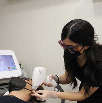 estetista effettua un'epilazione su viso maschile con il laser Lightsheer