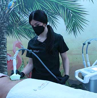 estetista di Andrea & Giulio Hair and Relax effettua un trattamento di radiofrequenza per il corpo