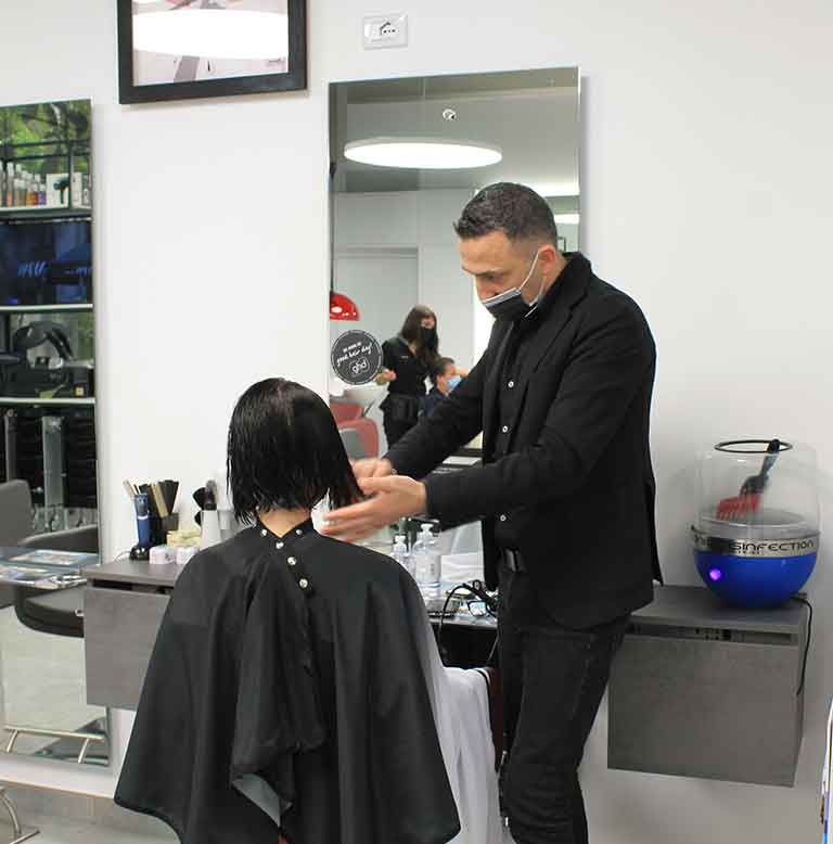 Giulio di Andrea & Giulio Hair and Relax esegue un taglio medio corto ad una cliente