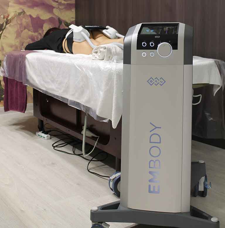 donna si sottopone ad un trattamento rimodellante eseguito con il macchinario Embody BTL