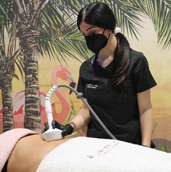 estetista di Andrea & Giulio Hair and Relax effettua un trattamento di radiofrequenza su un addome femminile