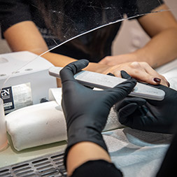 estetista lima le unghie prima dell'applicazione dello smalto