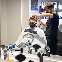 parruchiere esegue un taglio capelli per uomo