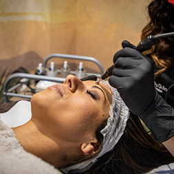 estetista di Andrea & Giulio Hair and Relax effettua un trattamento estetico con Tesla Med