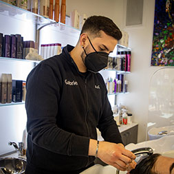 parrucchiere fa lo shampoo ad un cliente di Andrea & Giulio Hair and Relax