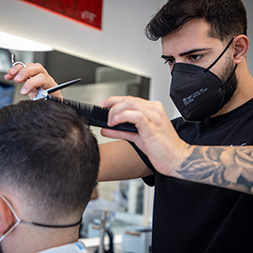 parrucchiere esegue un taglio maschile