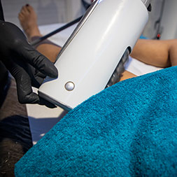 estetista esegue il trattamento anticellulite con il macchinario Endospheres Therapy