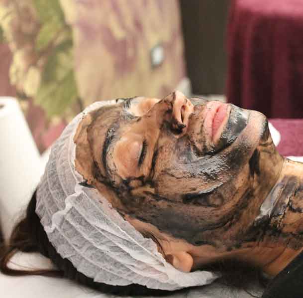 maschera nutriente applicata al viso di una ragazza