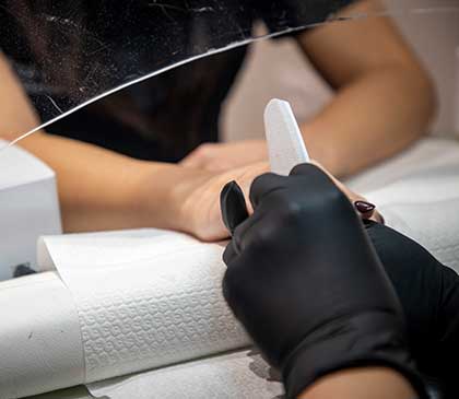 estetista di Andrea & Giulio Hair and Relax esegue una manicure