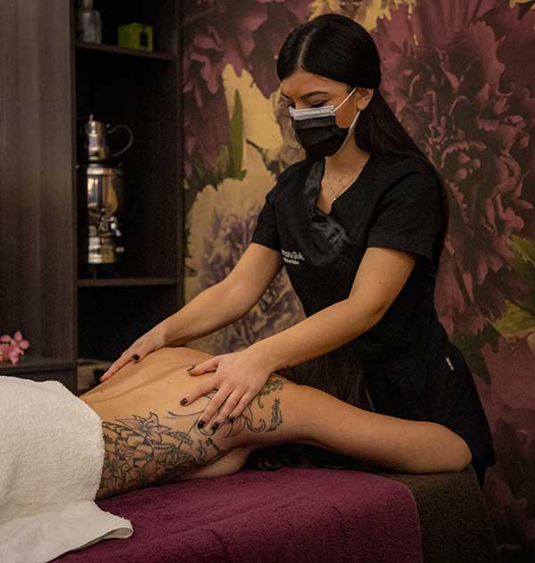 estetista di Andrea & Giulio Hair and Relax esegue un massaggio relax su una ragazza