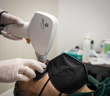 estetista di Andrea & Giulio Hair and Relax effettua un trattamento di epilazione laser con Lightsheer